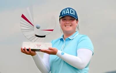 Angel Yin a embocar el birdie ganador, que le dio su segundo triunfo en la LPGA